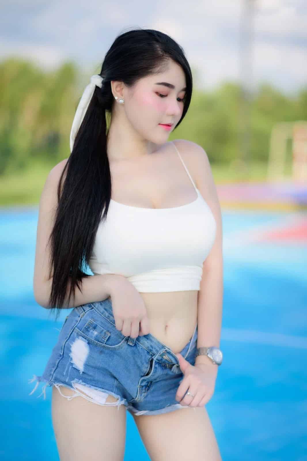 Hot girl với vòng 1 "căng tràn" khiến các anh đứng ngồi không yên