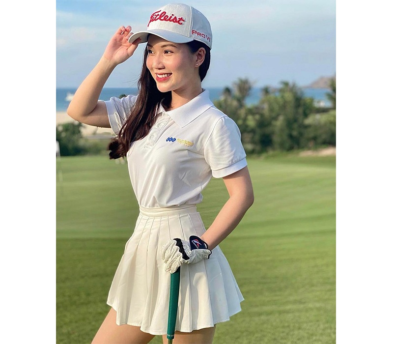 Ngoài ra, Ngọc Anh gần đây còn kết thân với bộ môn golf để duy trì cân nặng. Theo cô nàng, thay vì di chuyển bằng xe điện, các cô gái hãy tranh thủ đi bộ trên sân để đốt cháy calo hiệu quả hơn. 