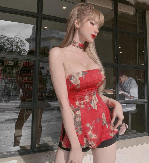 Chán mặc đồ, hotgirl 9X quấn khăn theo style kiệm vải làm CĐM ái ngại - 5