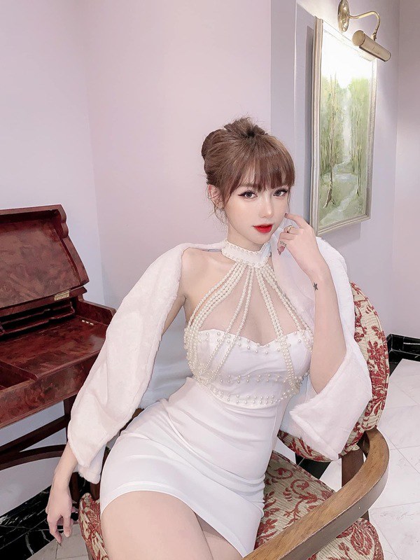 Mặc chiếc váy tàng hình dáng ôm sát, hot girl mê hoặc CĐM với đường cong mướt mắt - Hình 2