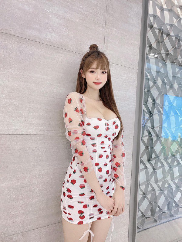 Mặc chiếc váy tàng hình dáng ôm sát, hot girl mê hoặc CĐM với đường cong mướt mắt - Hình 18