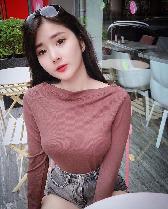 Dậy thì thành công với vòng một to tròn, cô nàng lột xác thành hot girl Instagram gợi cảm - Ảnh 10.