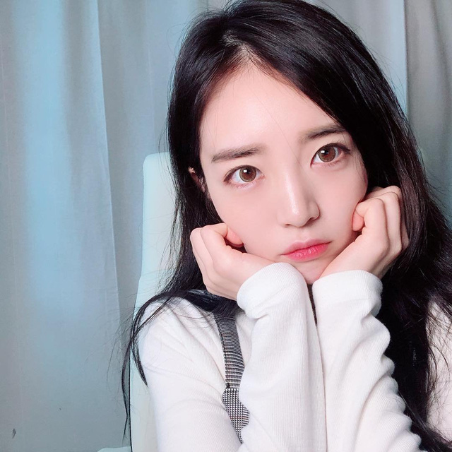 Thản nhiên khoe kỹ năng, thay đủ loại nội y ngay trên sóng mà không sợ hớ hênh, nữ YouTuber gợi cảm khiến fan sốc nặng - Ảnh 1.